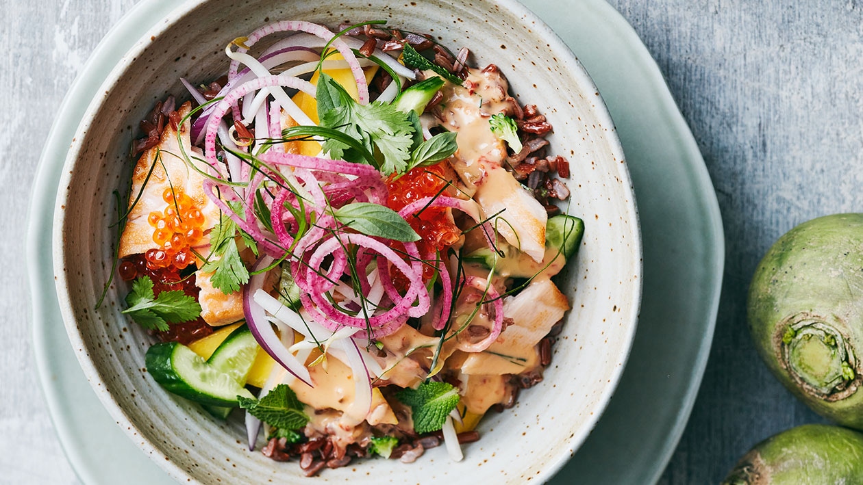 Thaise zalmsalade met rode rijst en citrus gember vinaigrette Thaise zalmsalade met rode rijst en citrus gember vinaigrette